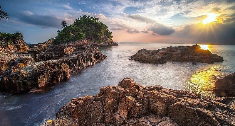 Pantai Tapak Kera begitu sangat familiar bagi para pasangan yang hendak mencari spot foto prewedding. (Foto: Instagram @fajarvandra_ii)