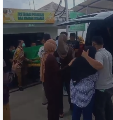 Dibawa Menggunakan Ambulans, Jenazah Bupati Ali Rahman Diantar ke Way Kanan untuk Dimakamkan