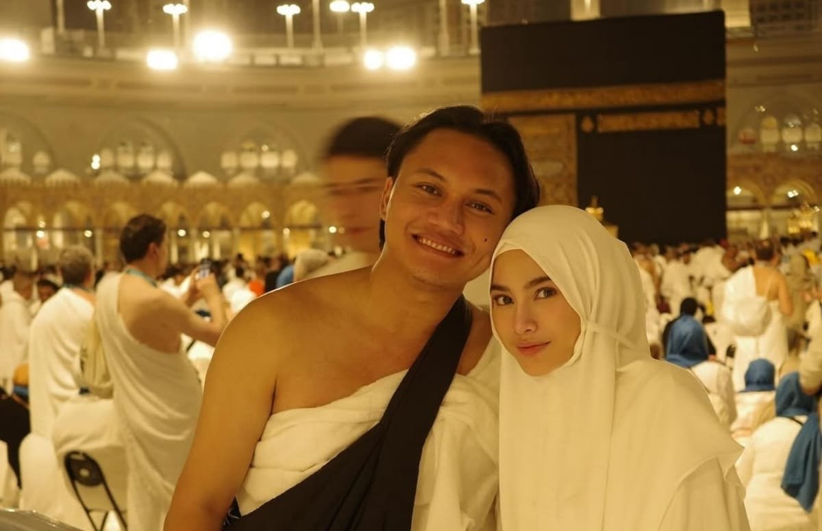 Ibadah Umrah Perdana Mahalini Raharja Setelah Resmi Mualaf, Wajah Cantik Tanpa Makeup Jadi Sorotan