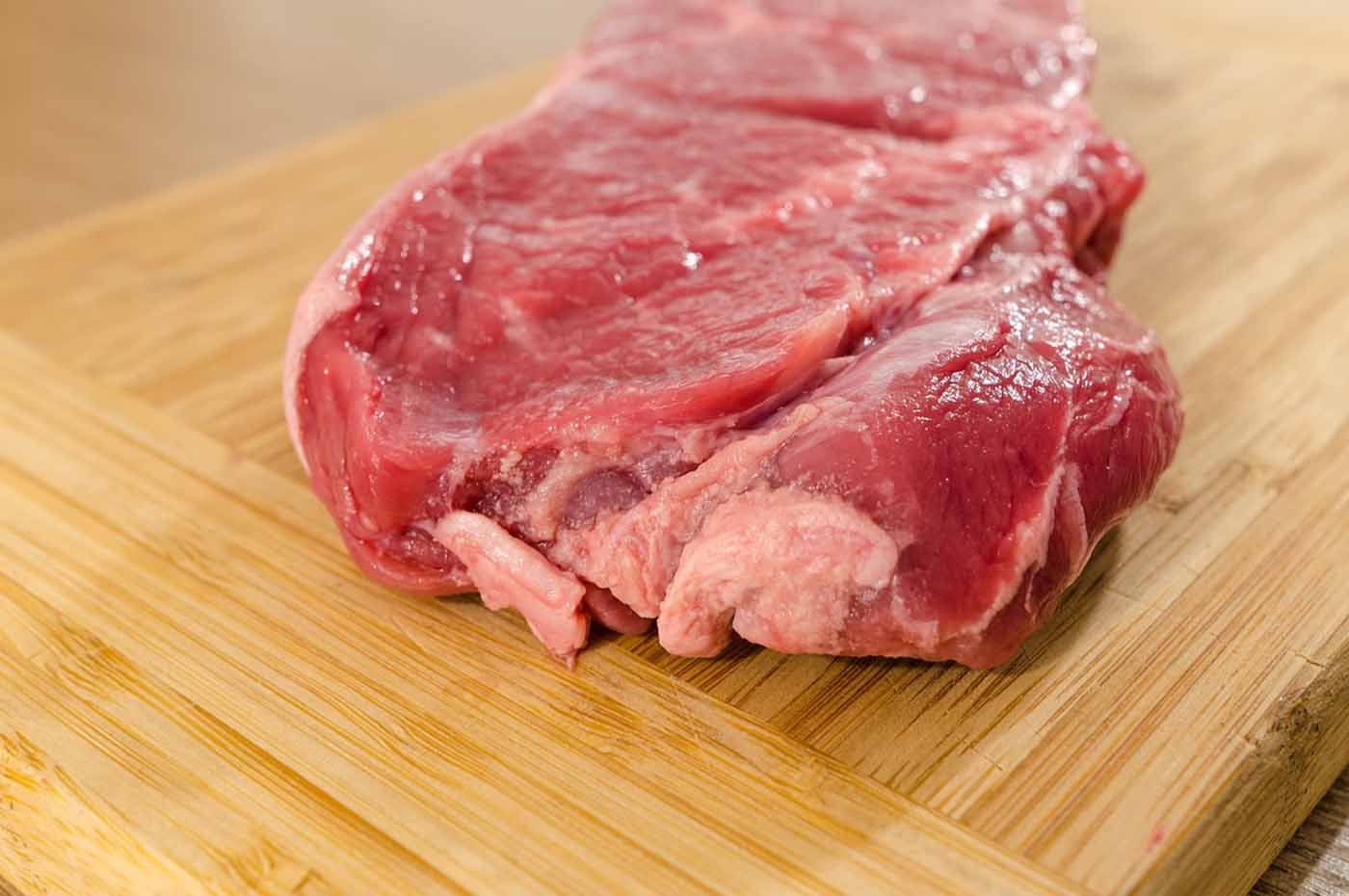 Lebaran Sebentar Lagi, Simak Dulu 3 Tips Menghilangkan Bau Amis Daging Mentah