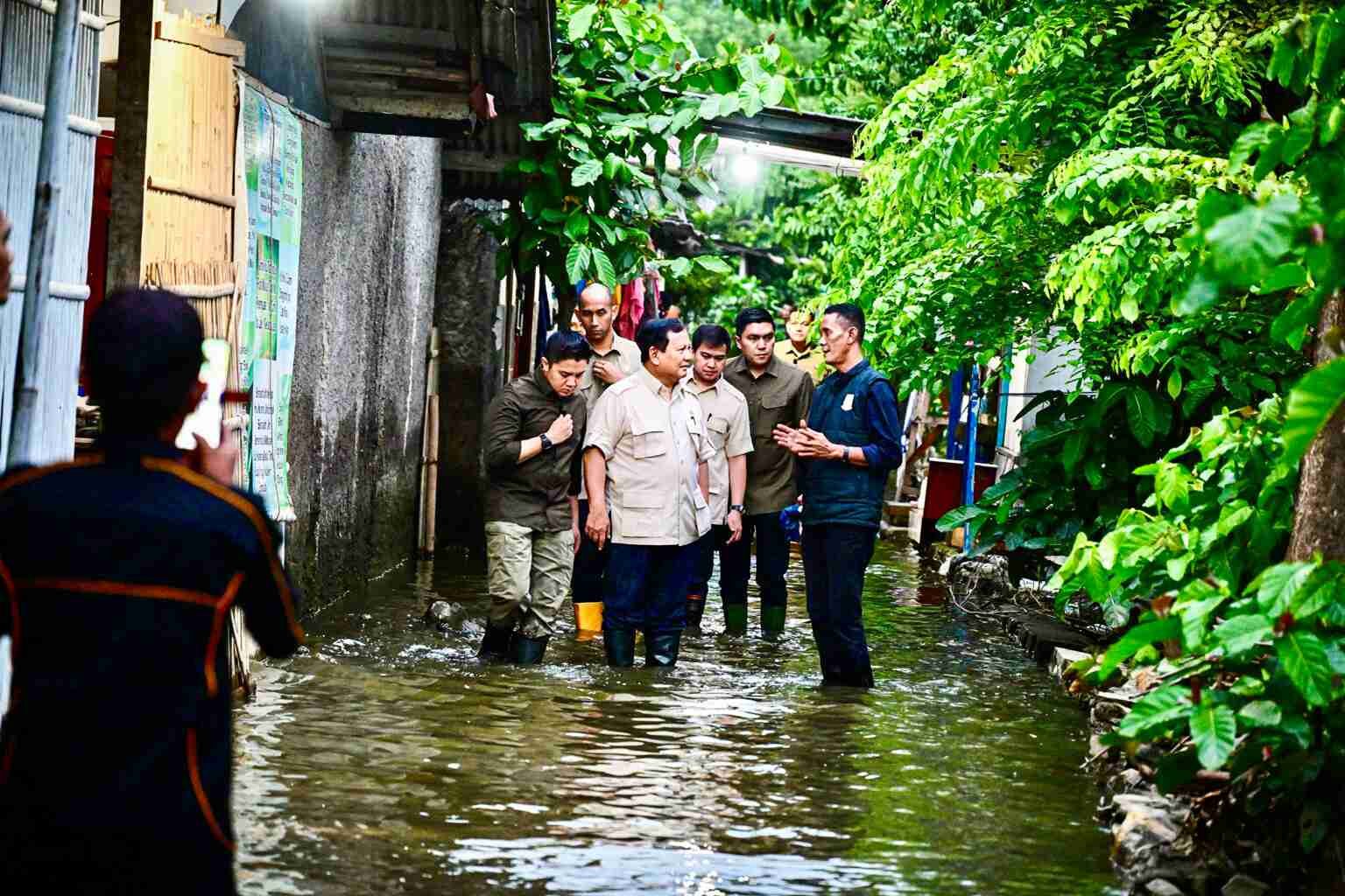 Presiden Prabowo Kunjungi Korban Banjir di Babelan dan Berbuka Puasa Bersama Warga
